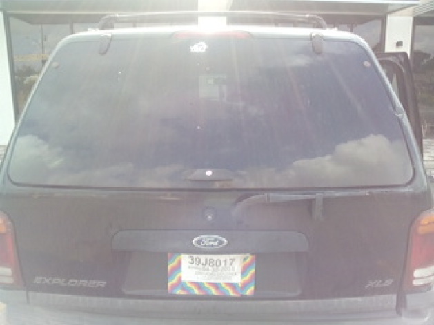 How to open the rear window of a 2004 Ford Explorer